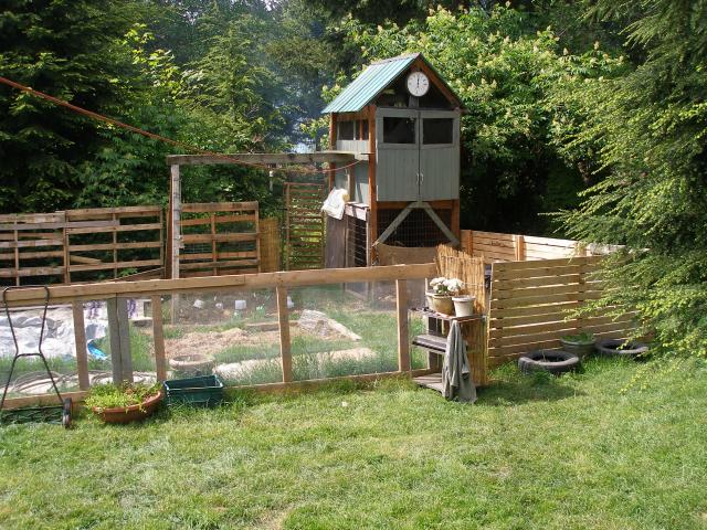 943_pallet_fence_garden_prettier.jpg